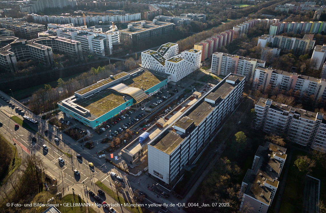 07.01.2023 - Luftbilder vom Plettzentrum mit Montessori Schule in Neuperlach